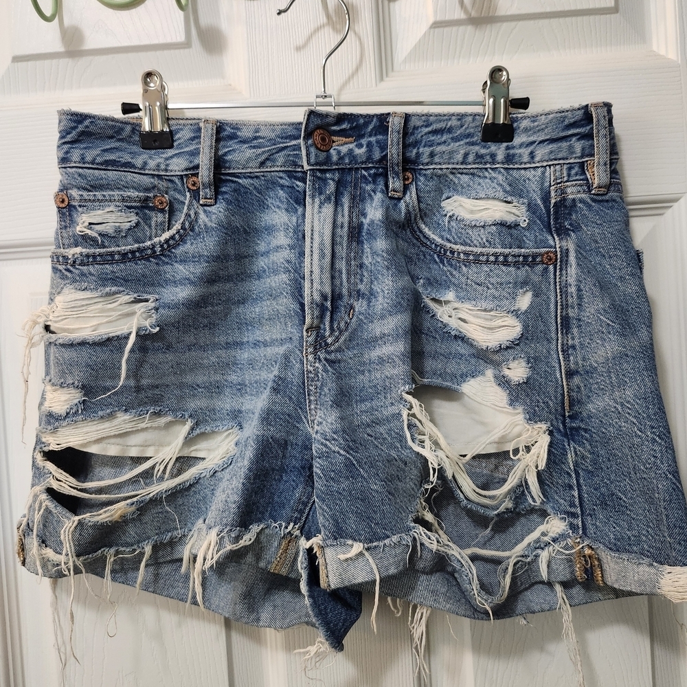 American Eagle Tom Girl Distressed Medium Wash Denim Shorts. Sz 4